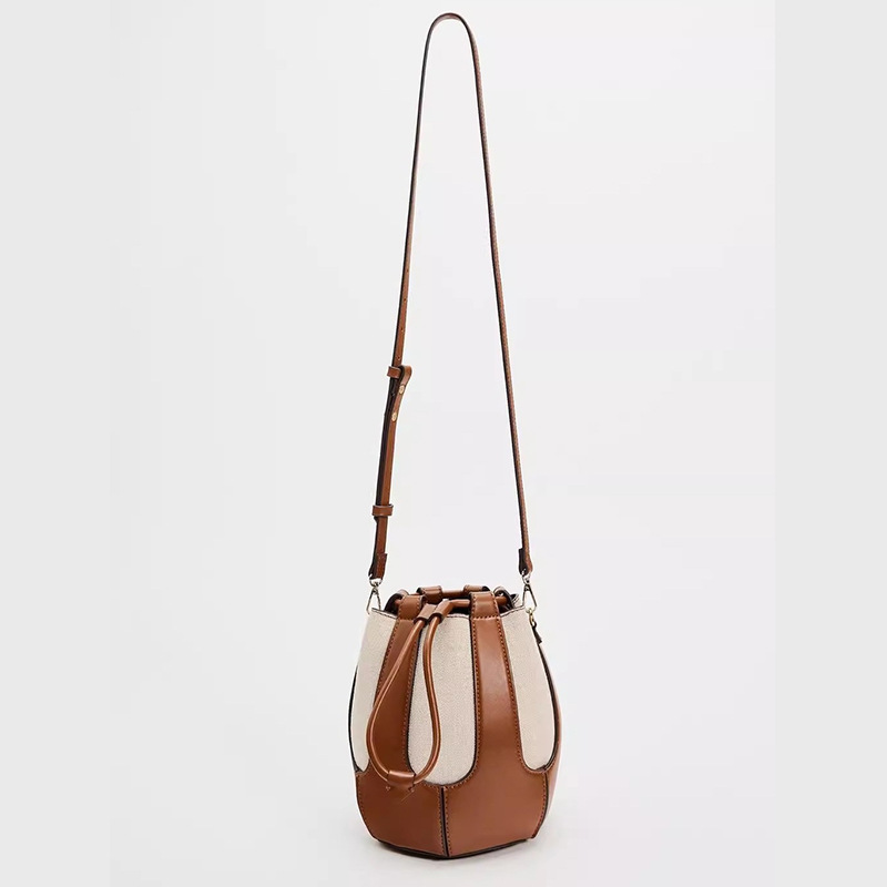 Ny eksklusiv skuldertaske i lærred med patchwork og kvindeligt nichedesign, afslappet bucket-taske til pendling_voghion.com