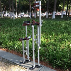 ハイシーソーの道化師のショーの室内装飾工事の足の棚は昇降して高足の部品のバンドを調節することができます。