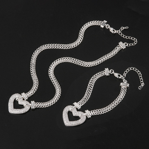 Korean Instagram-style cool, minimalist European-American fashion set featuring layered bold chains—plus a hip-hop-inspired, elegant gold heart-shaped necklace.