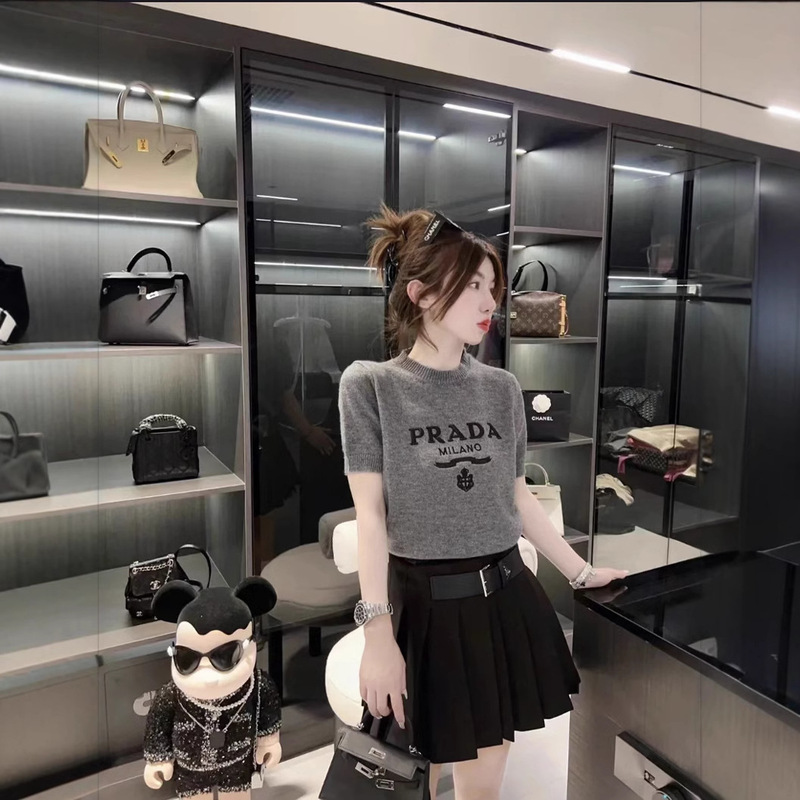 24 New Models of P Brand Cashmere Pullover Knitwear with Embroidered Logo on the Chest, Versatile Short-Sleeve Top with Round Neck and Short Style