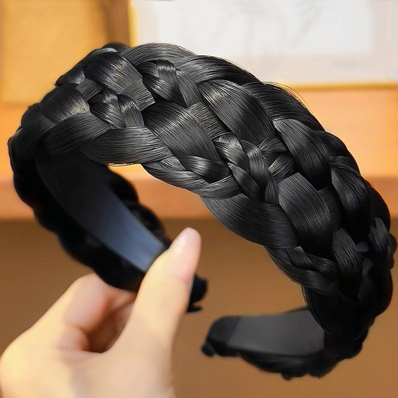 かつらのカチューシャを広げて、六つのつまみを厚くします。|undefined