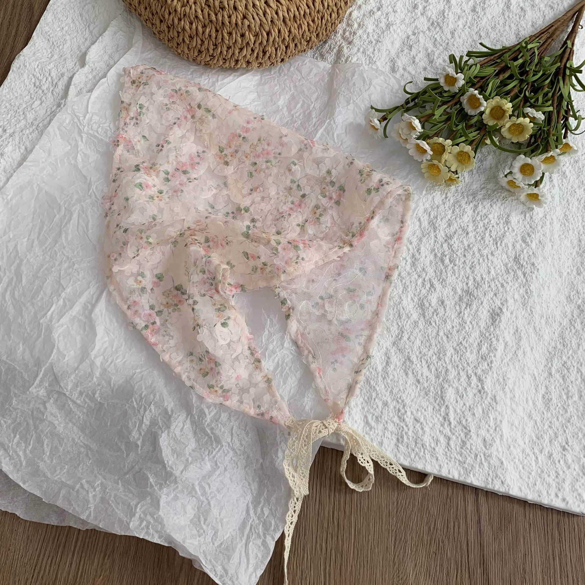 Bufanda triangular, bufanda de seda pequeña estampada para mujer, sentido avanzado, nueva versión coreana, bufanda pequeña de encaje decorativo, pañuelo en la cabeza, cinturón para el cabello, cabello atado