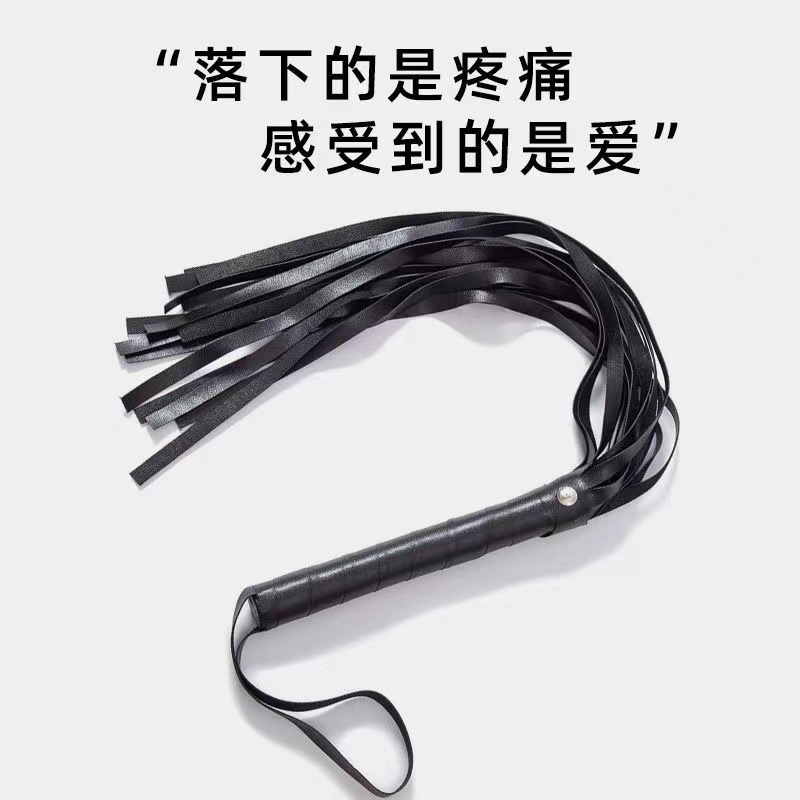 Queen Whip 45 cm Short Leather Flogger for Couples Play — detail image 3