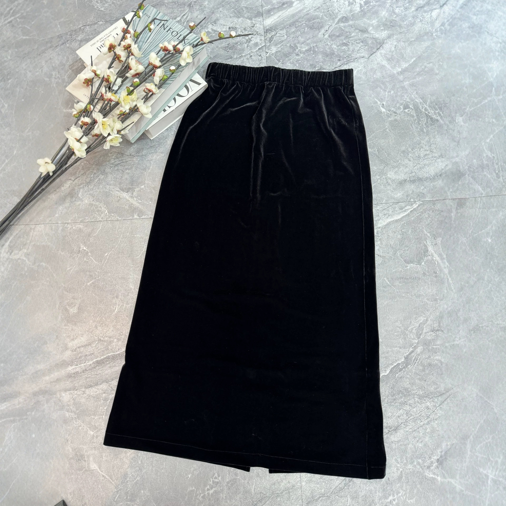 Autumn and winter light luxury acetate velvet skirt with elastic waist, back slit, hip-covering, slimming, elegant, versatile black long skirt
