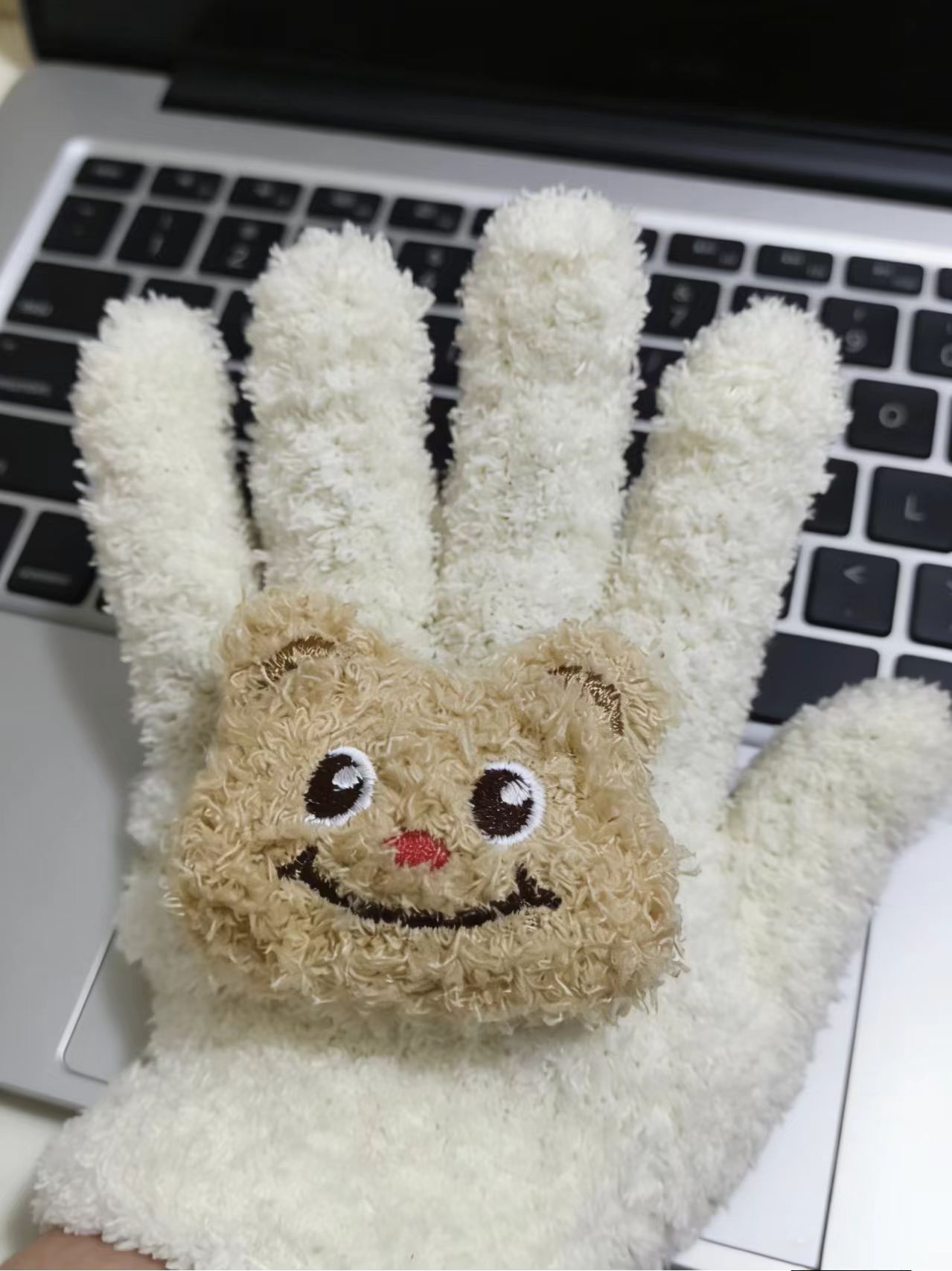 미소 짓는 곰돌이 노란색 장갑