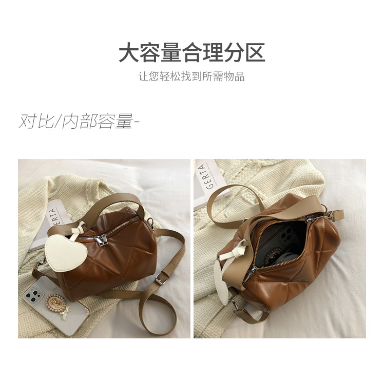 Fashion Texture Handbag 2021 New Niche Rhomboid Pillow Bag Messenger Bag display picture 17