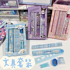 創意アニメ三利鴎は文房具セットを持っています。子供の幼稚園でプレゼントを勉強します。