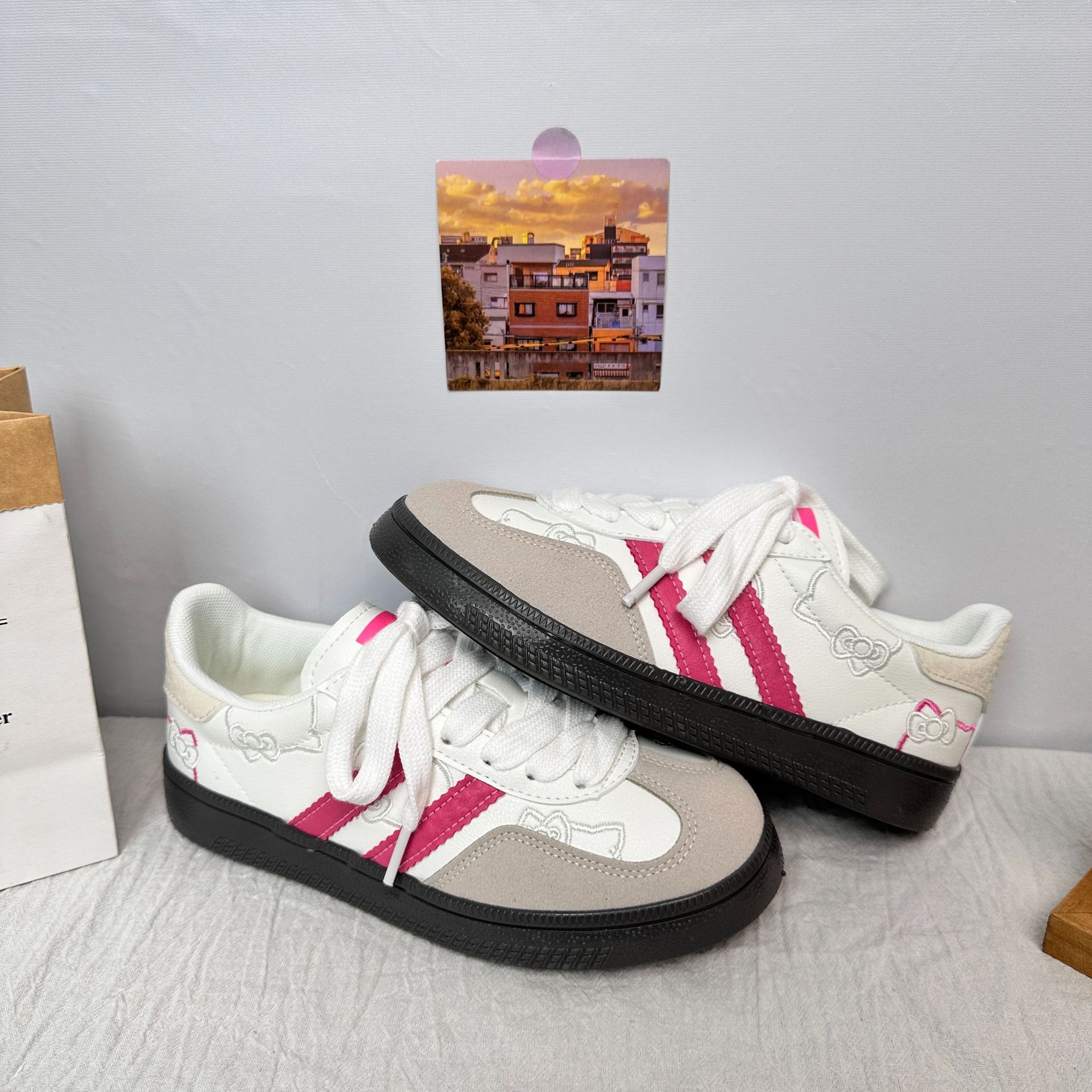 Yuanbo 2025 primavera y verano, el nicho no golpea los zapatos de entrenamiento alemanes, los nuevos zapatos blancos lindos para mujer, los zapatos casuales para mujer
