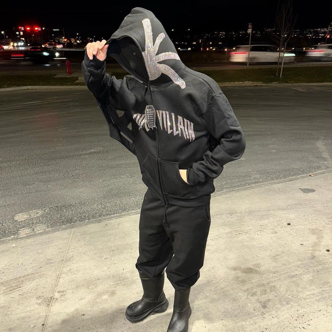 Herren-Sweatshirt mit Reißverschluss und Kapuze, Buchstaben und heißen Rauten, locker sitzende Jacke mit charakteristischen Fledermaus-Spinnennetzärmeln_voghion.com