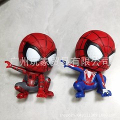車に乗ってアニメアニメを飾るかわいいクモのぬいぐるみのエナメルの頭は人形の手を回してテーブルの上にアクセサリーを飾ることができる