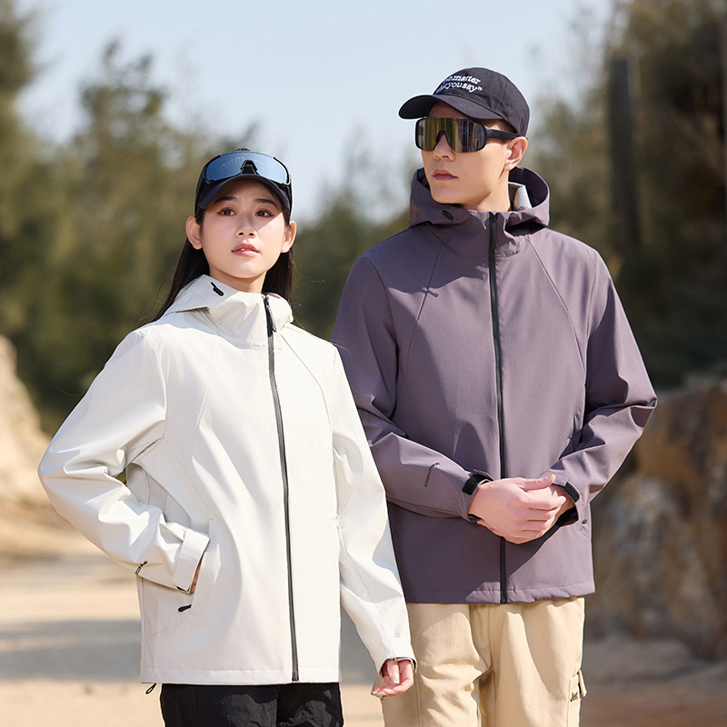 Nuevo traje de asalto al aire libre hombre y mujer a prueba de viento a prueba de agua chaqueta encapuchada chaqueta de capa suave ropa de grupo ropa de trabajo personalizada