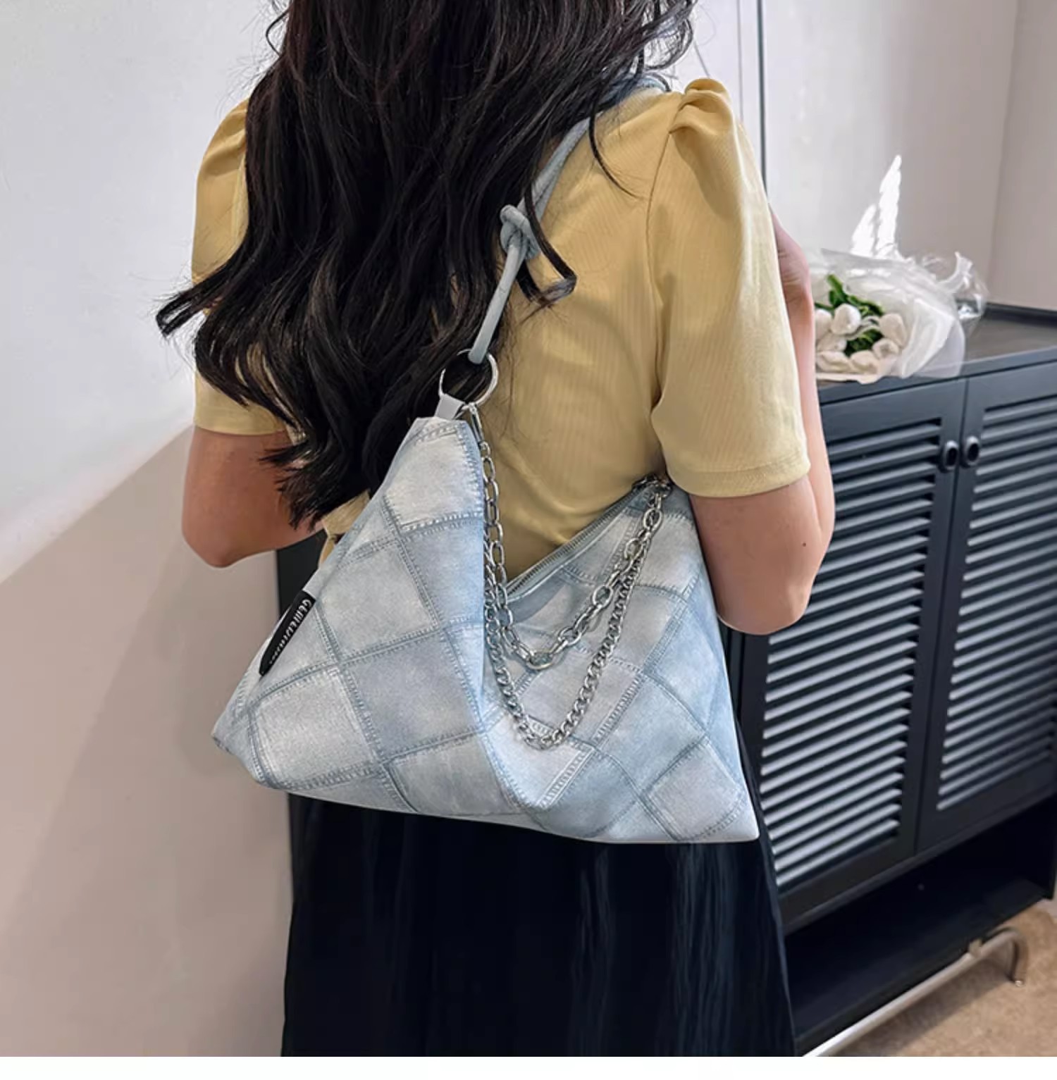 A niche canvas bag with a large capacity for women, a trendy 2023 new style for work, commuting, and student classes, a single-shoulder underarm tote bag undefined