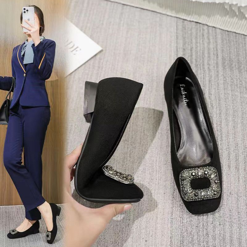 2026 cuatro temporadas nuevas zapatos de trabajo de estilo universal retro zapatos de mujer de tacón bajo zapatos de viaje de tacón grueso suave zapatos de hebilla cuadrada