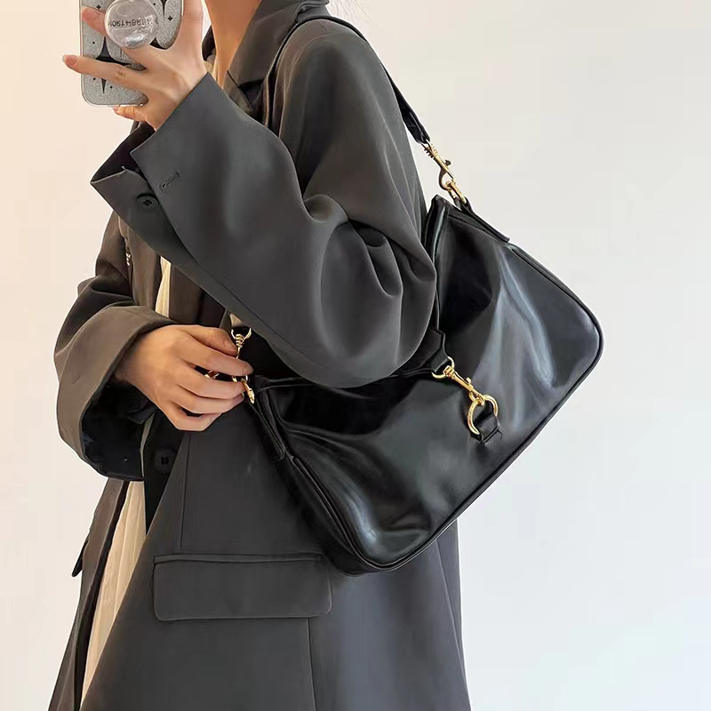 Bolsa de bloqueo de diseño de nicho 2024 nueva bolsa de axilas de alto grado bolsa de palo francés versátil bolsa de mensajero de alto aspecto en stock