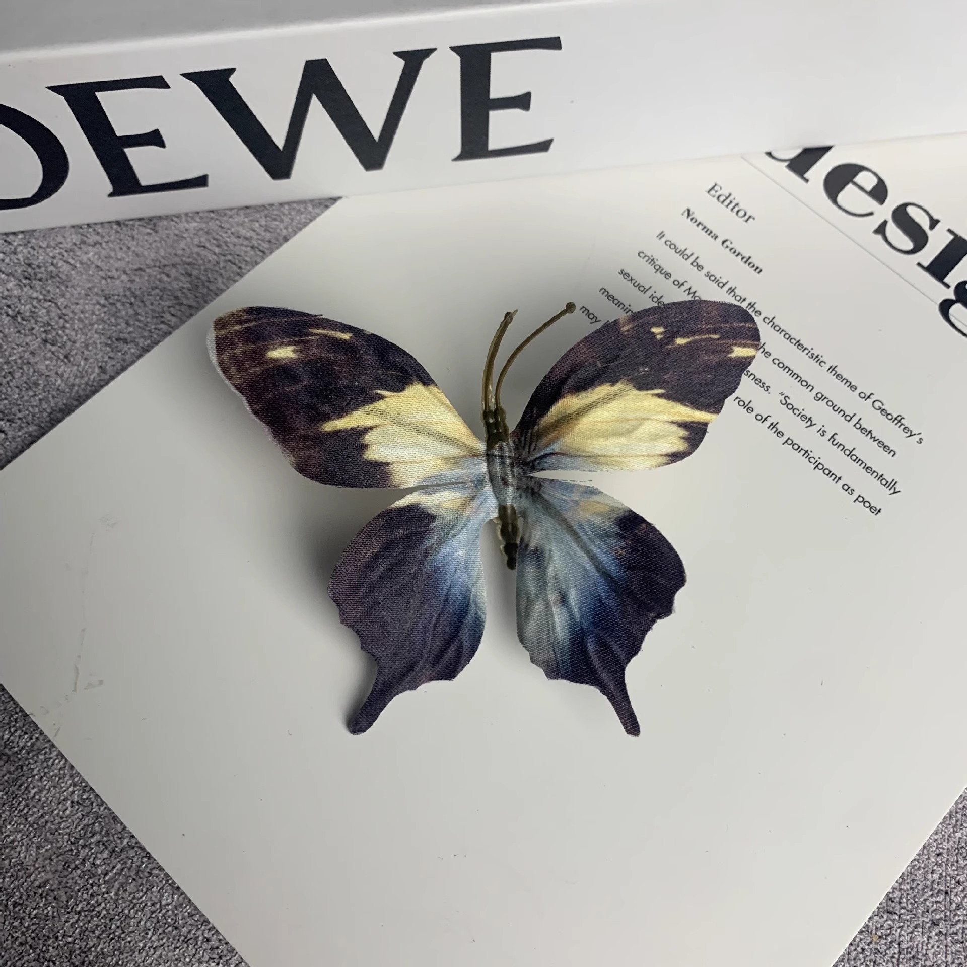 검정색과 노란색