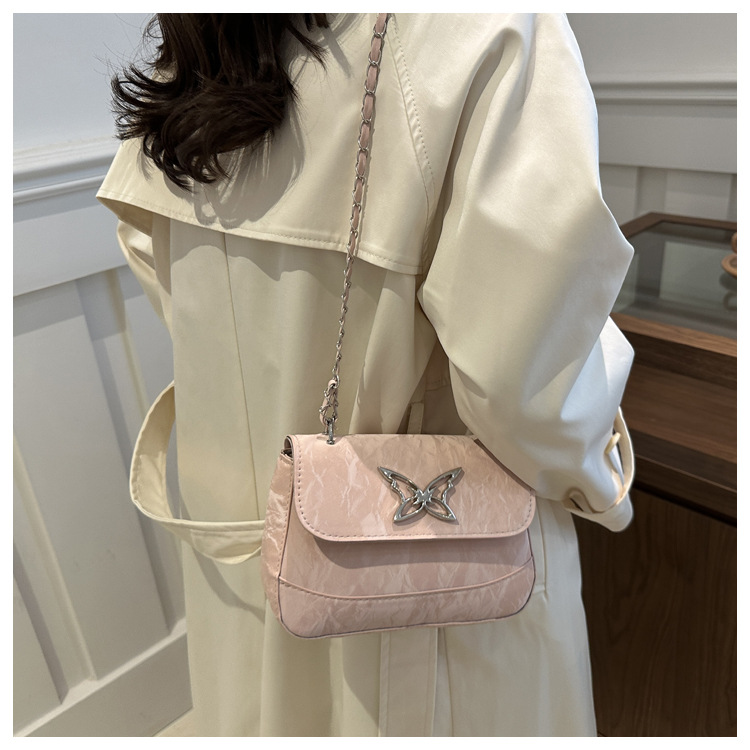 This is a trendy, casual, fashionable and simple crossbody bag for women with a niche design in the autumn of 2024 undefined