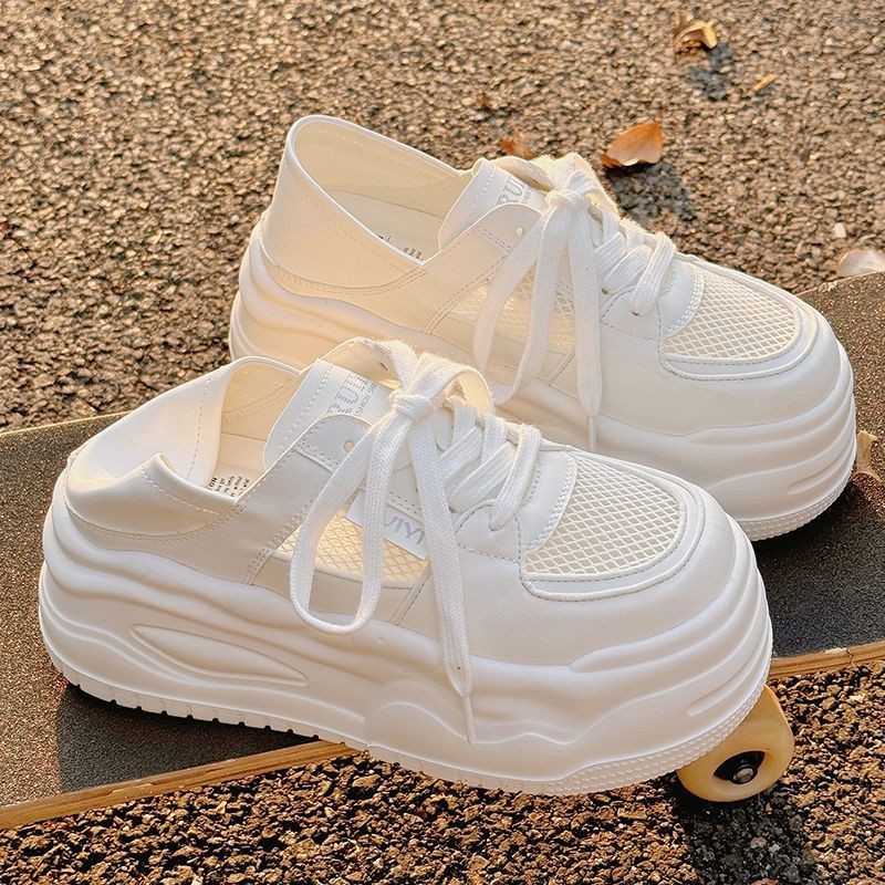 Zapatos blancos de altura de suela gruesa para mujeres, verano 2025, nuevos zapatos de deporte transpirables y cómodos de malla de altura para mujeres