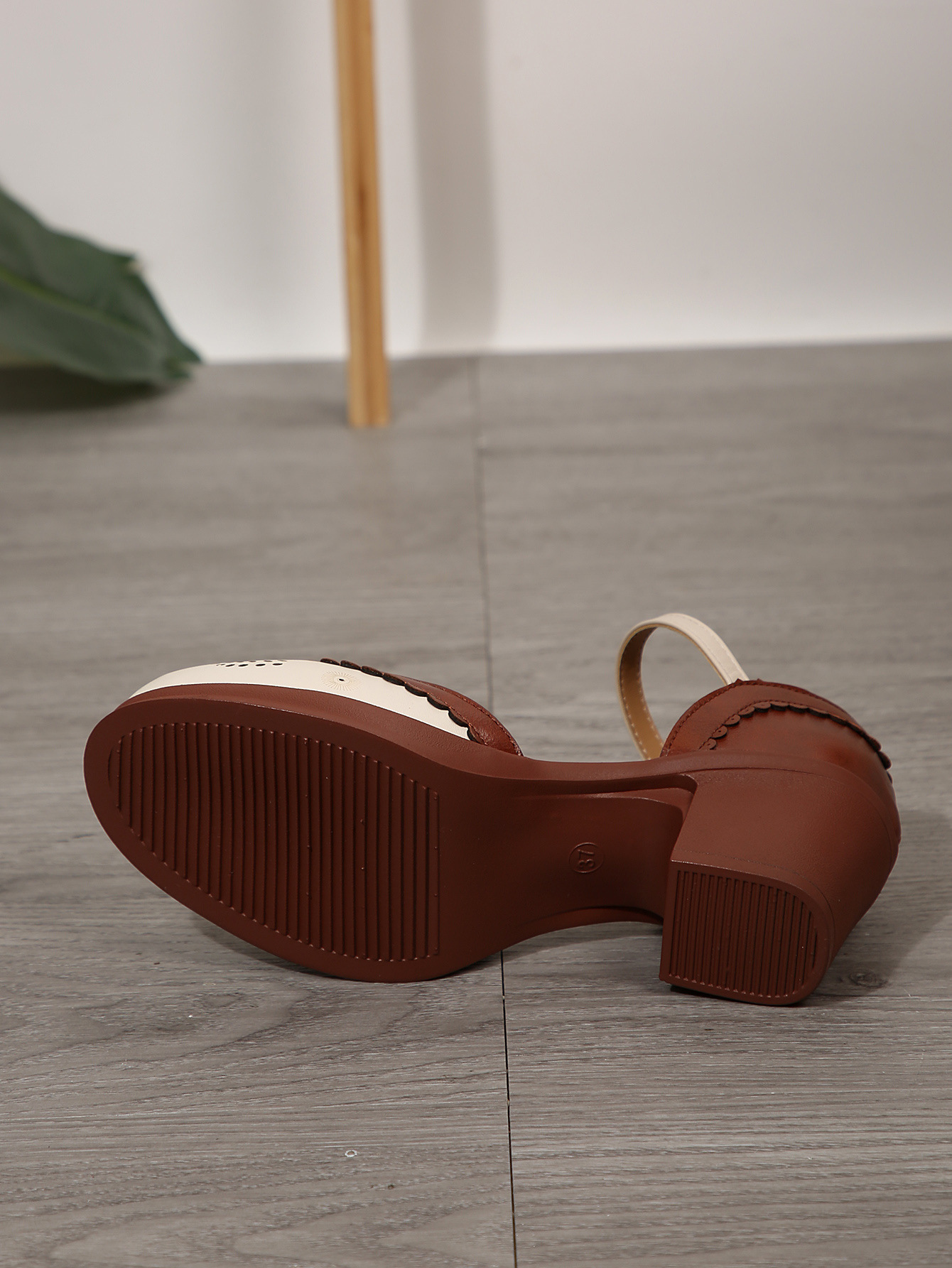 Elegante dames mary jane schoenen met blokhak en uitsparingen_voghion.com