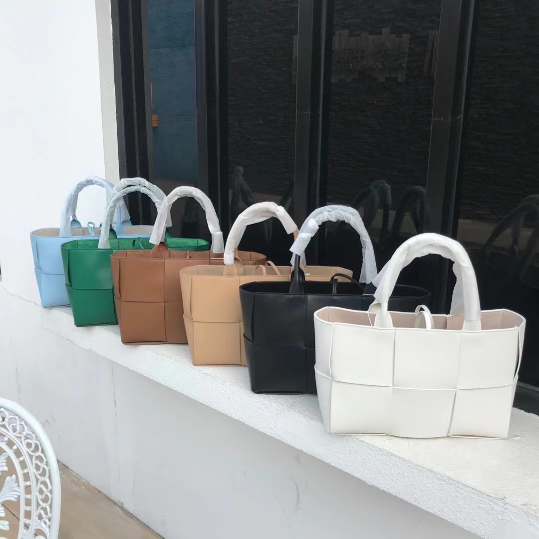 Bolso tote ARCO de moda para la primavera 2025, estilo internet, gran capacidad, con bolsa interior con cremallera, bolso de hombro, 6 colores, en stock.