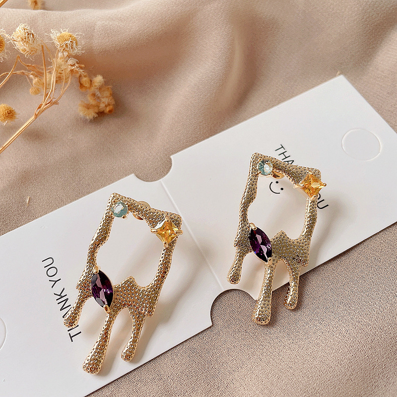 Nouvelles Boucles D&#39;oreilles Pour Femmes En Forme De Couple Avec Diamants Colorés Simples De Style Rétro Chic display picture 2