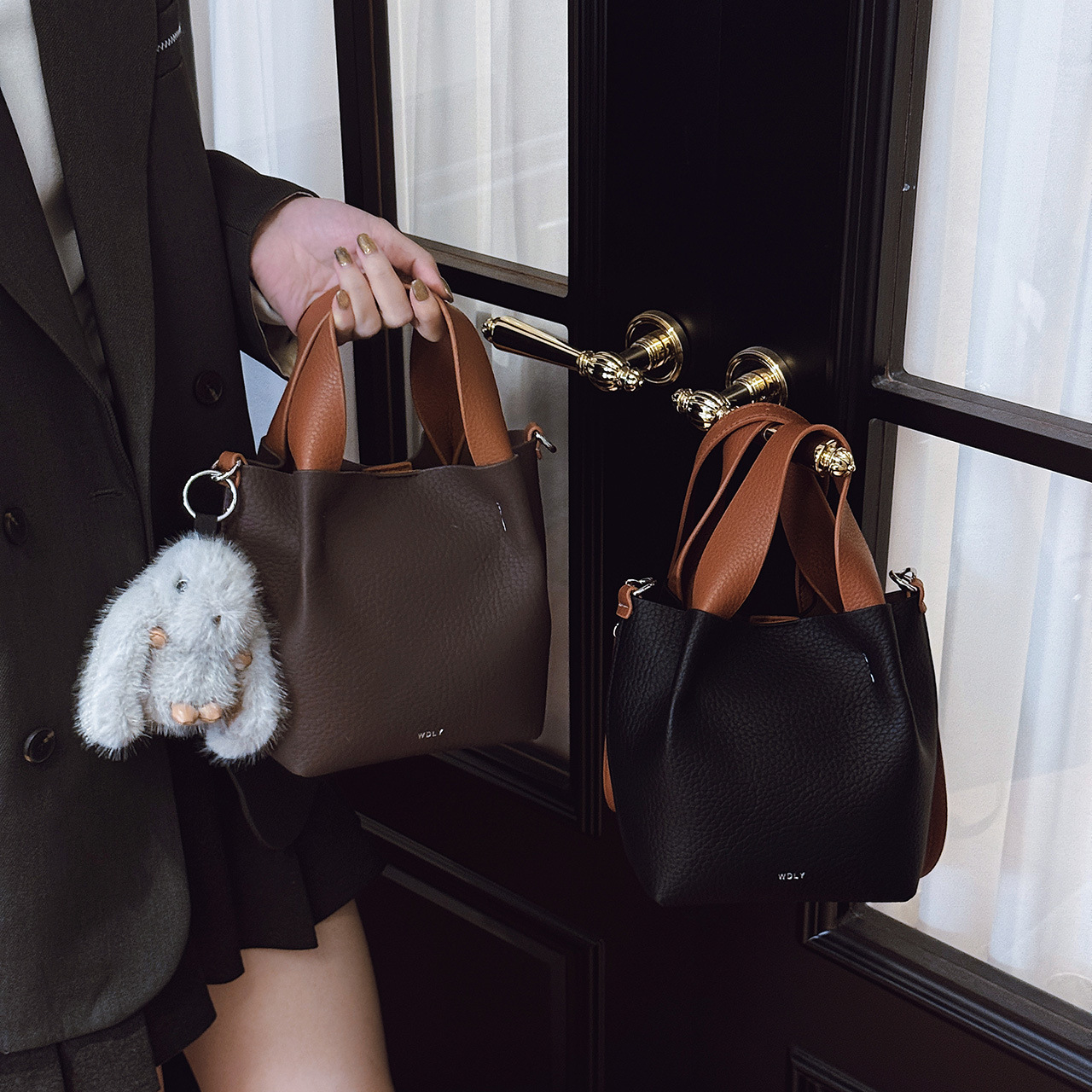 High-end nicho litchi pequeño bolso de cubo para mujeres 2025 nueva moda de hombro mochila bolso de mano