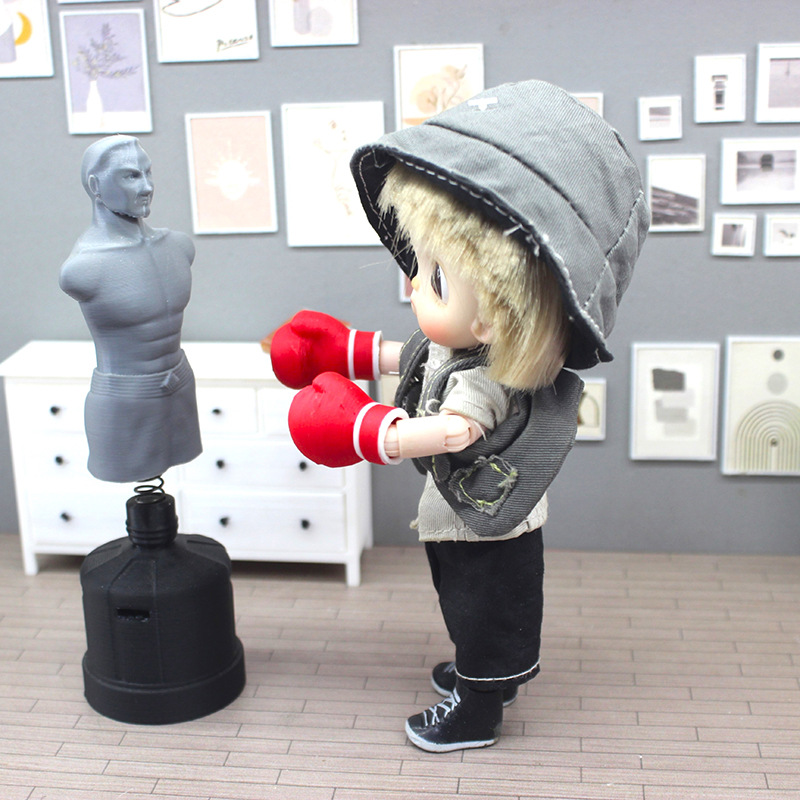 1: 12 muñeca casa muñeca decoración guantes de boxeo miniature modelo de bolsa de arena humanoide