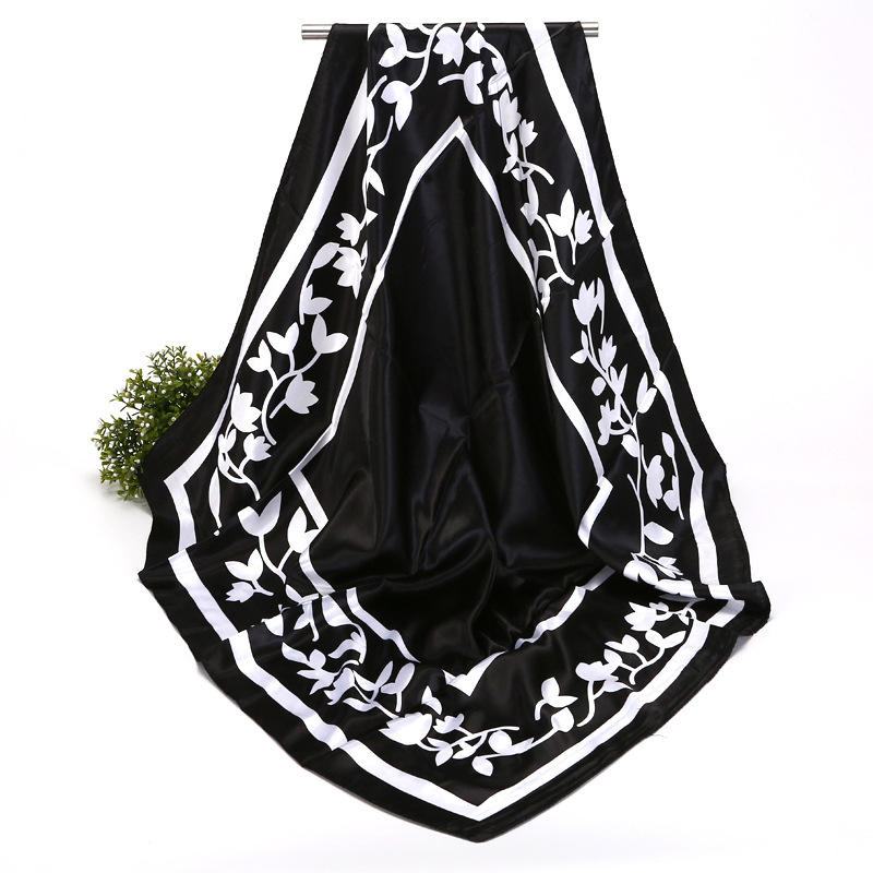Foulard in seta minimalista bianco e nero accessorio lusso donna_voghion.com