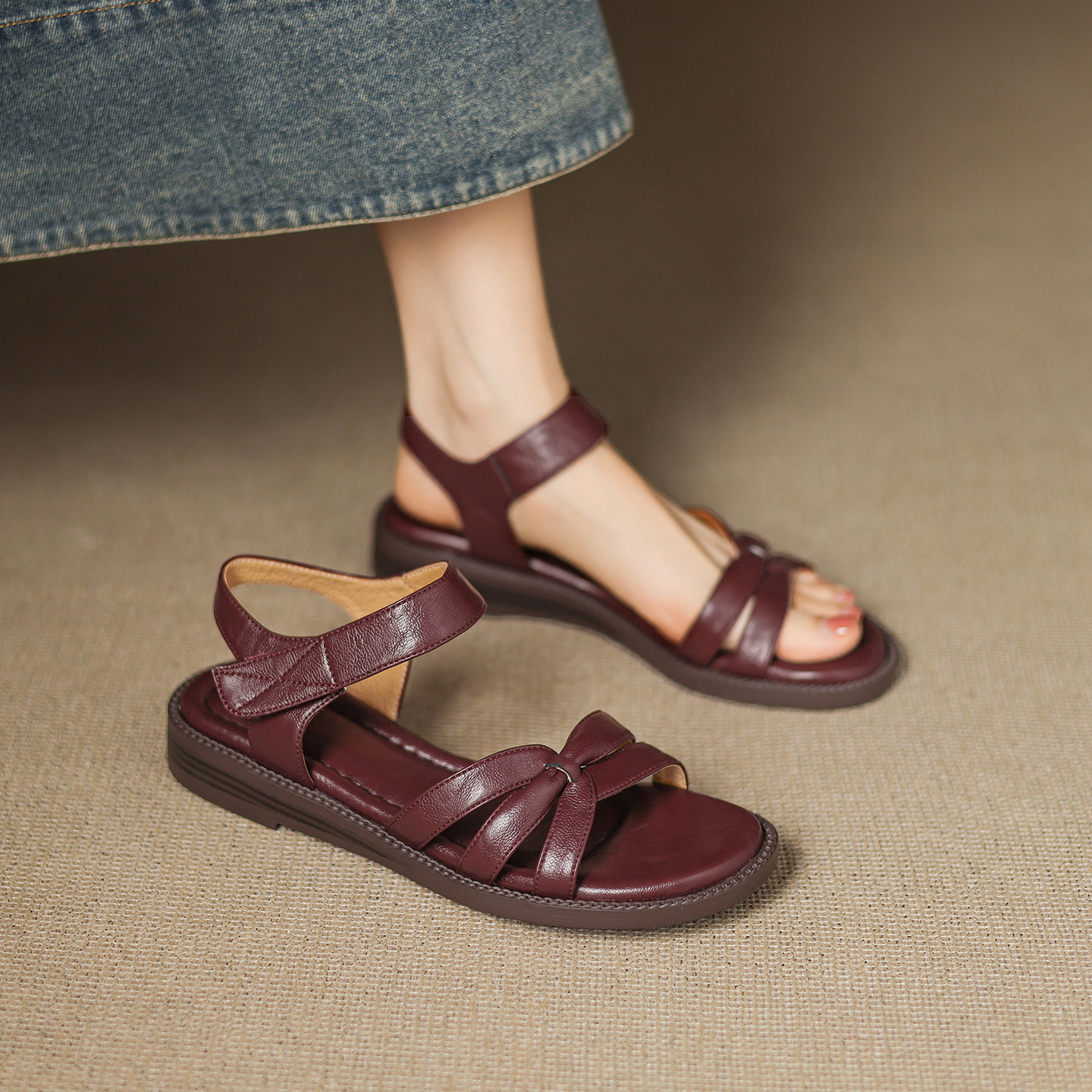 Dép sandal nữ quai ngang đế bệt hở mũi phong cách đi biển — màu nâu