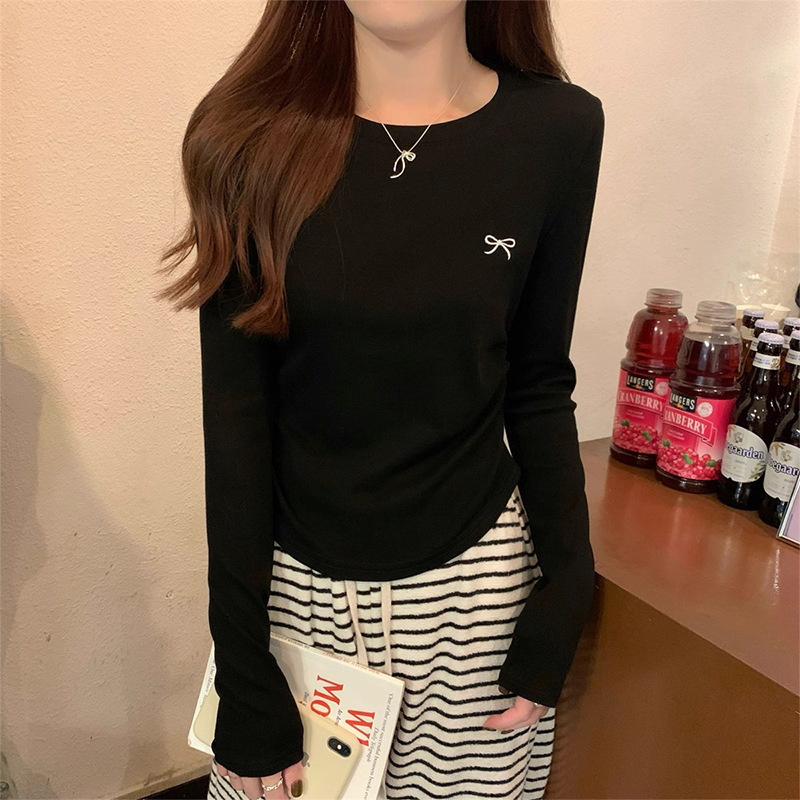 韓国系の灰色の刺繍の丸首の長袖の底のシャツの女性の春と秋冬の中で重ねてしわを着て身を修める純綿の上で服を着ます。|undefined