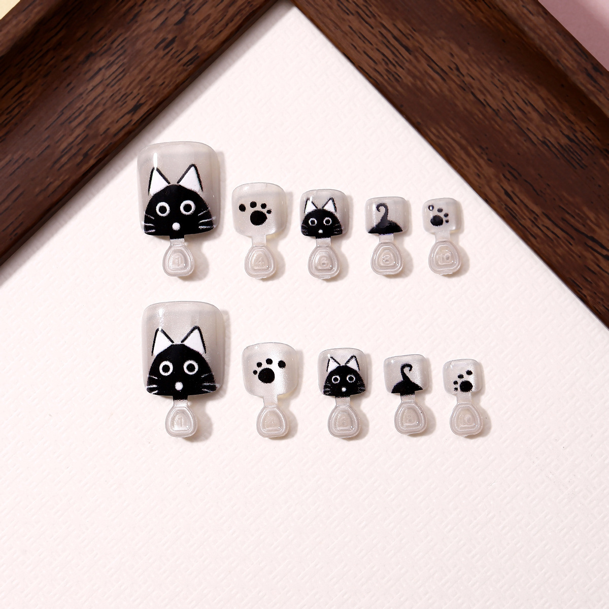 Ojo de gato vistiendo uñas blanco lechoso lindo gato vistiendo uñas uñas uñas uñas al por mayor pegatinas de uñas removibles