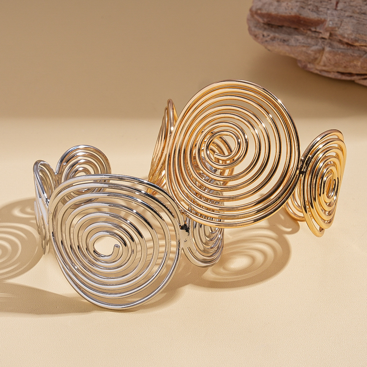 Europa y América exagerada sensación de metal geométrica circular espiral abertura pulsera industria pesada personalidad nicho transfronterizo alta sensación de brazalete