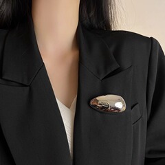 ヨーロッパとアメリカのシンプルな金属光沢のある水滴卵型ブローチ女性のファッショナブルなコールドスタイルのハイエンドスーツジャケットピンアクセサリー