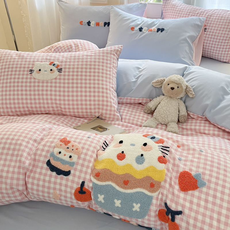Nuevas toallas de dibujos animados de algodón nublado bordado cuatro conjuntos de ropa de cama dormitorio de estudiantes tres conjuntos de ropa de cama Nantong