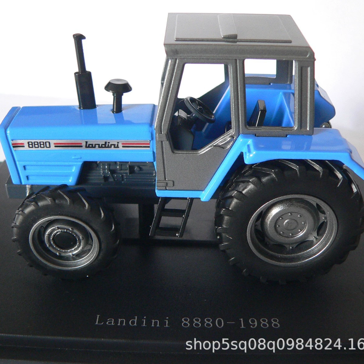 11009 Модель трактора Landini 8880 из сплава, масштаб 1:43, полностью подвижная