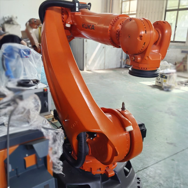 Использовался шестиосевой робот KUKA грузоподъёмностью 180 кг, с вылетом руки 2,9 м, для промышленной обработки и паллетизации.