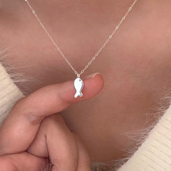 かわいい小魚のネックレスの女性の韓系の小さい大衆のシンプルなデザイン感の子供の趣味の小さい魚の餅のペンダントの新型の気質の鎖