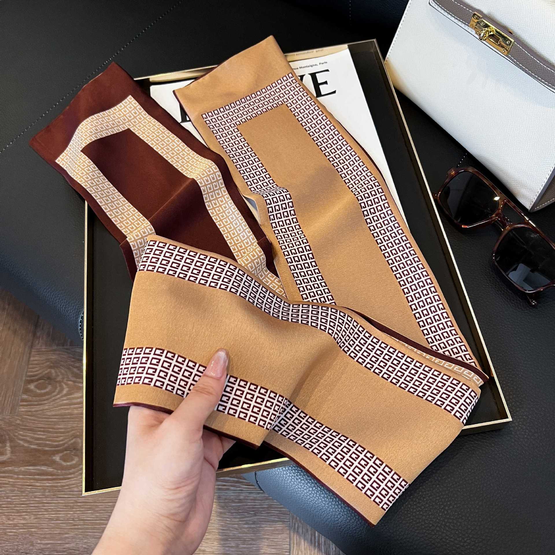 Nueva bufanda de seda pequeña banda larga estrecha para el cabello mujer estilo primavera y otoño moda madre bufanda estilo verano estilo fino serpentina bufanda al por mayor