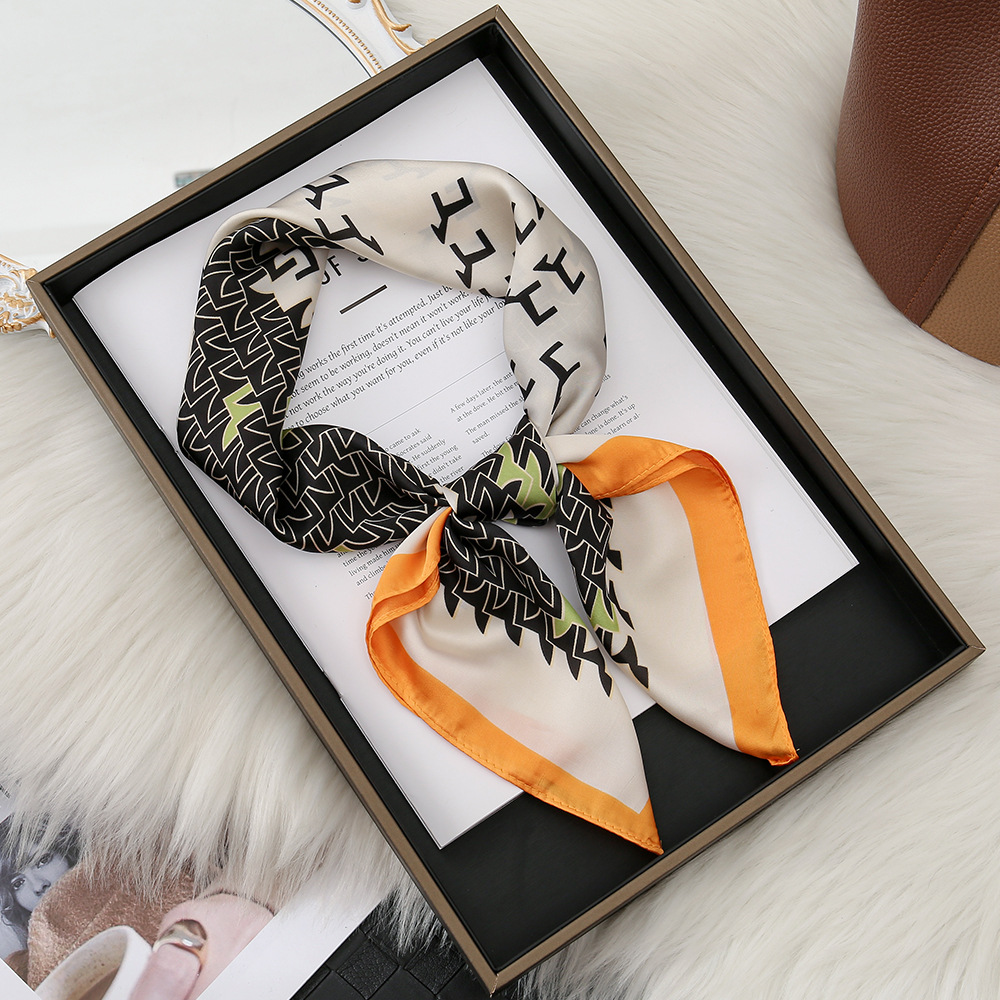 Pony naranja, negro, beige