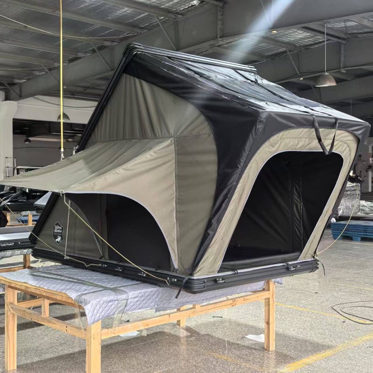 Tabla personalizada de aleación de aluminio triangular carpa de techo de alta velocidad SUV carpa de vehículo todoterreno duro carpa de techo duro