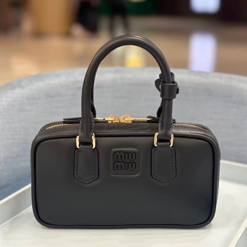 miu ボウリングバッグ新しいプリーツレトロボストンピローバッグシングルショルダークロスボディポータブルブリーフケース小さな正方形バッグ|undefined
