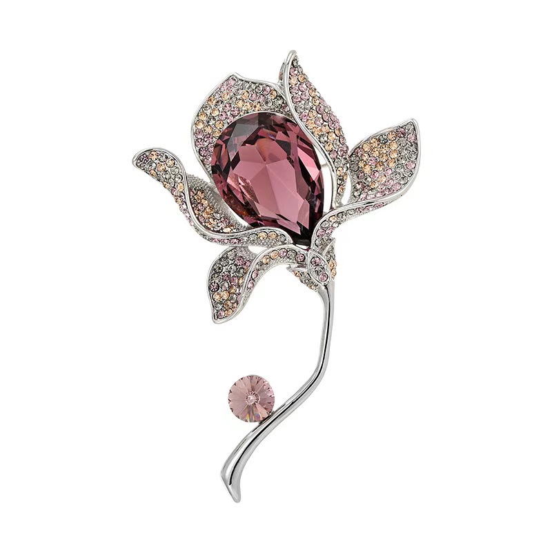 Spilla elegante con fiore di magnolia e cristalli accessorio lusso_voghion.com