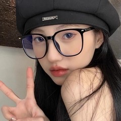 黒枠のメガネの女性のすっぴんの神器は青い光の韓国版の近視を防ぎます。