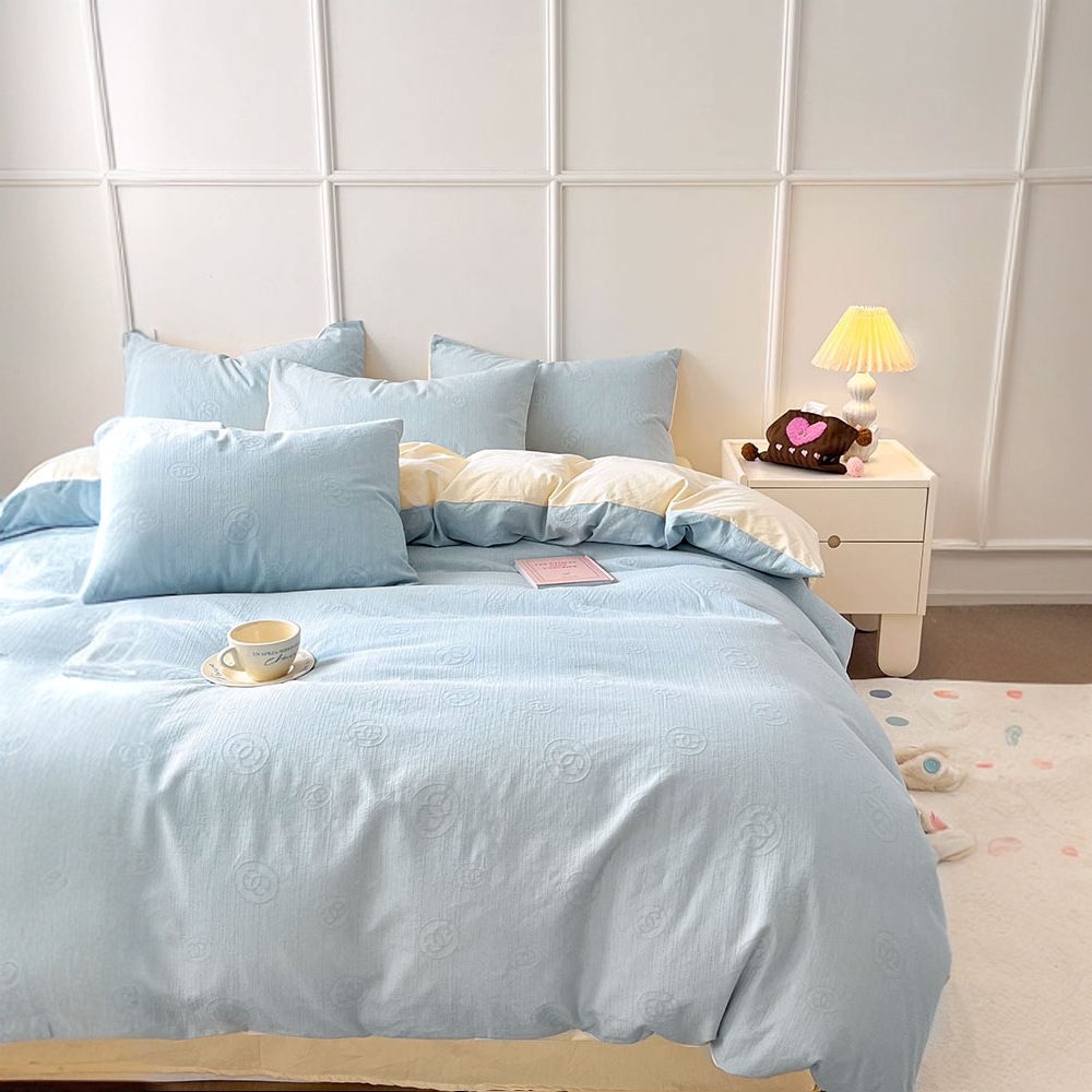 Un juego de cuatro piezas de cama de algodón 100 piezas de hilo de tres capas de algodón puro simple y ligero de lujo sábana cubierta de edredón juego de cama de tres piezas