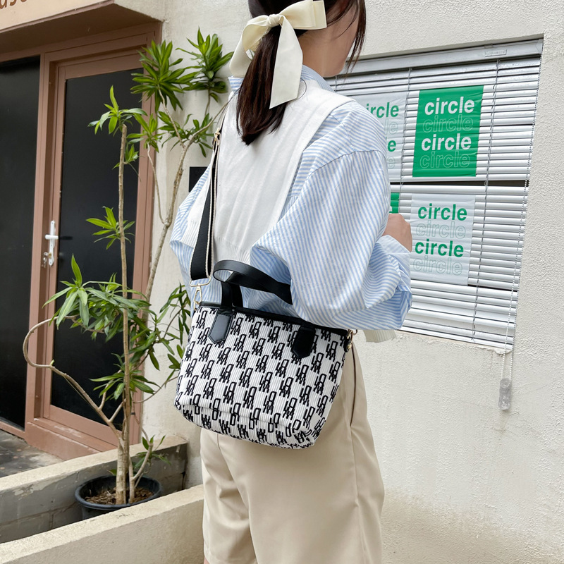 Femmes Moyen Automne Flanelle Géométrique Mode Carré Fermeture Éclair Sac D'épaule display picture 2