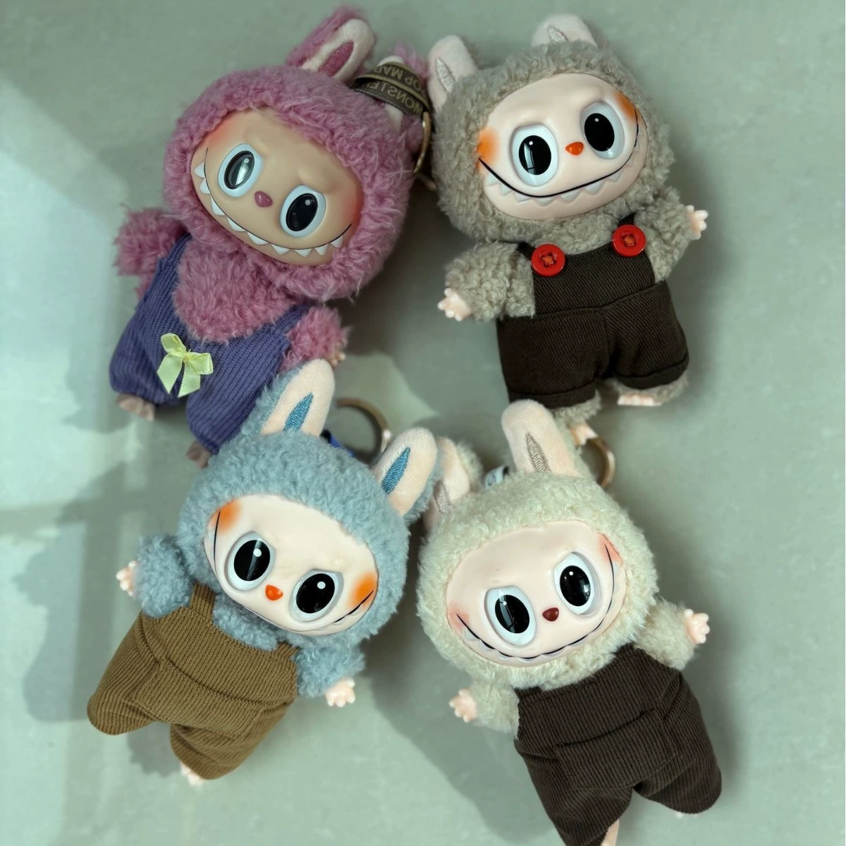 Одежда куклы Только] Labu Bud Doll Clothes Glue Blind Box Pendant Doll Clothes Overalls Macaron 17cmLABUBU