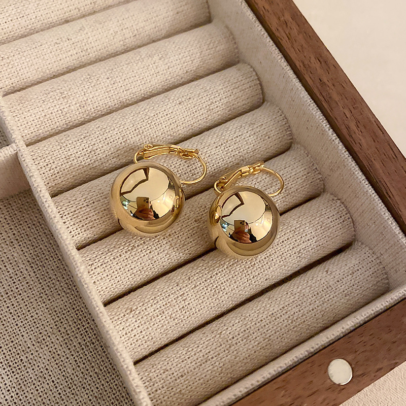 Corea del Sur Dongdaemun diseño de moda sentido oreja hebilla pendientes de estilo frío para las mujeres Pendientes de gancho de oreja de grano redondo de metal simple