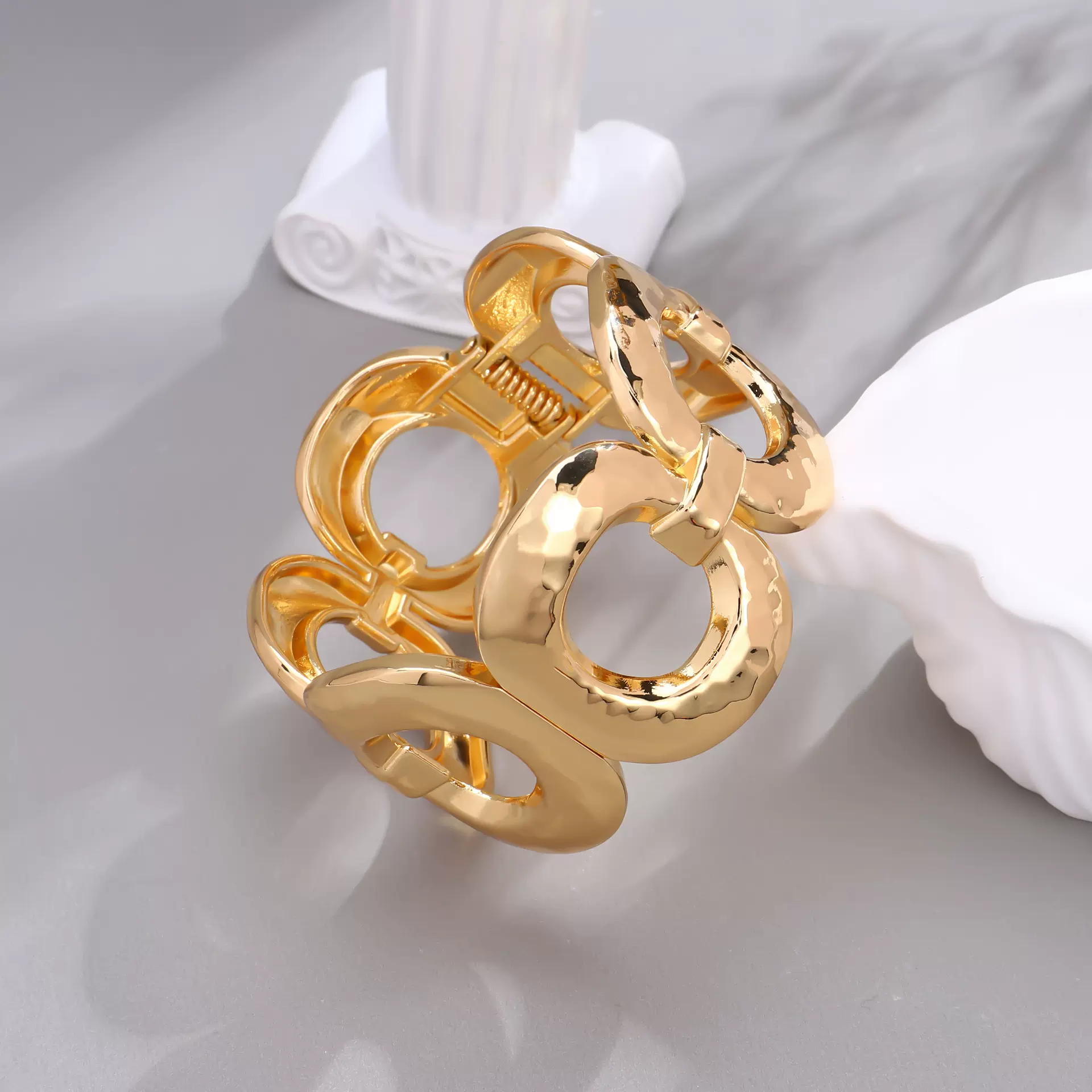 亚马逊跨境小众设计金色镂空质感手镯时髦手环臂环金属感手镯批发