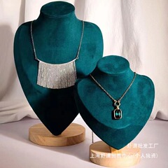 高級実木ハート型ネックレス展示棚首のモデルは首のアクセサリー棚のようです。