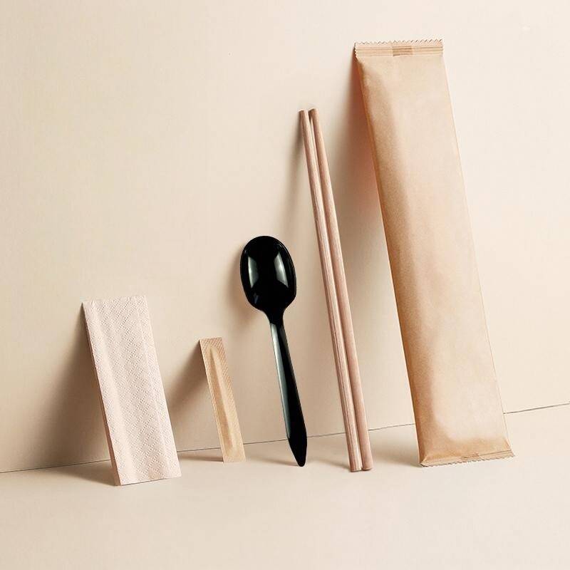 Conjunto de cuatro piezas en blanco. palillos carbonizados de 24 cm + cuchara KFC
