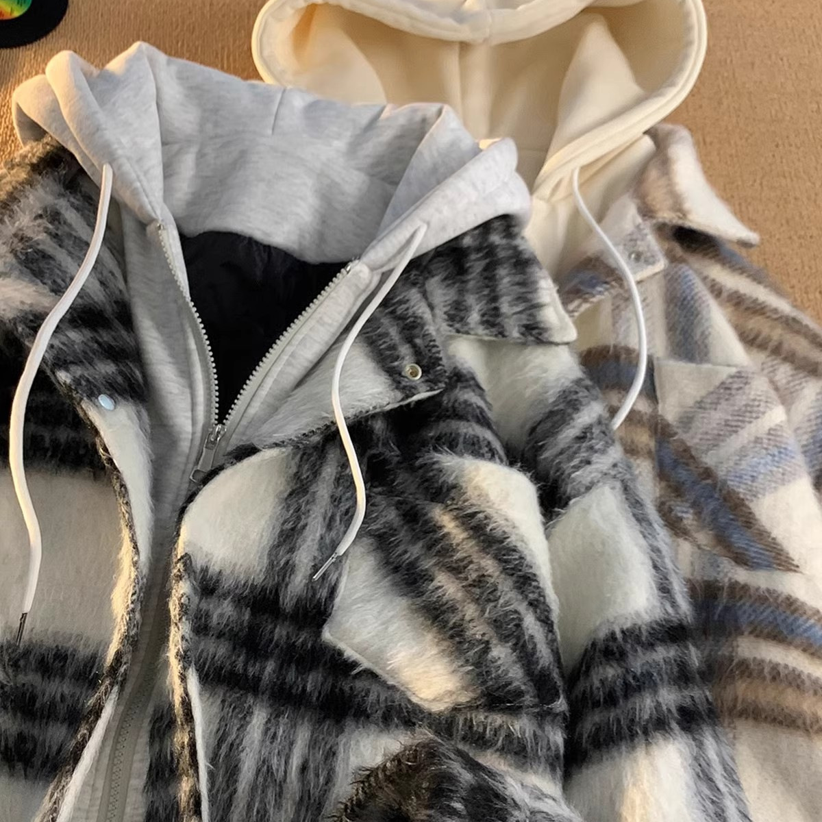 Nuevo estilo americano otoño e invierno falso chaqueta a cuadros de dos piezas para hombres, chaqueta con capucha de estilo de pareja de fragancia pequeña de alta gama para hombres